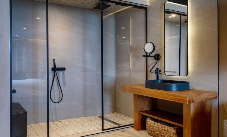 Guest bathroom at Aire De O:live.