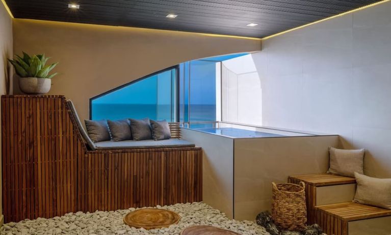Indoor tub at Aire De O:live.