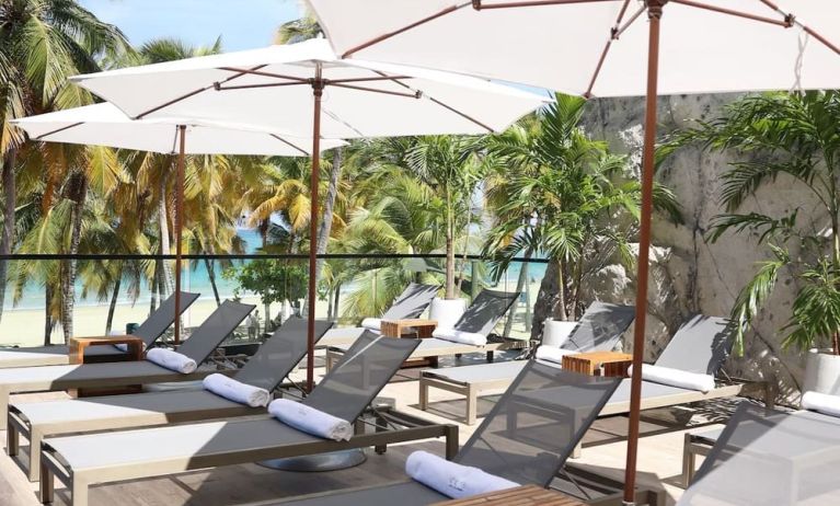 Pool loungers at Aire De O:live.