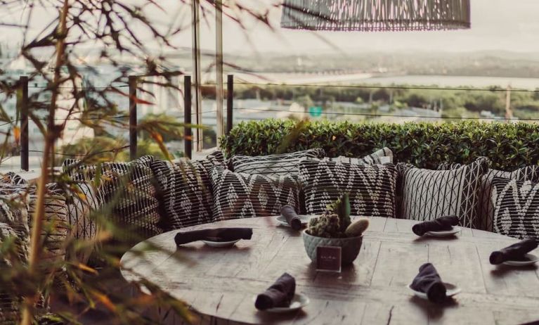 Outdoor dining and terrace at Aire De O:live.