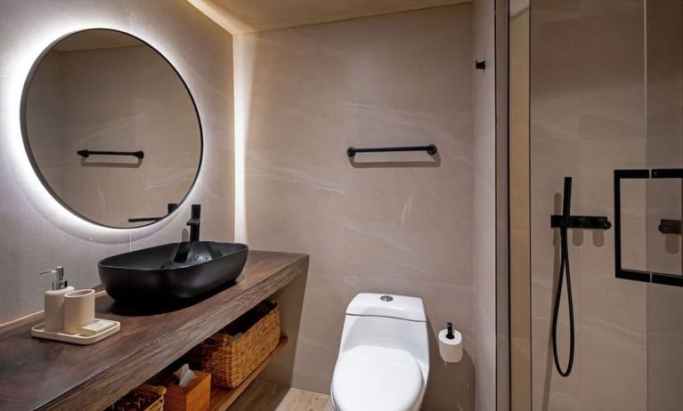 Guest bathroom at Aire De O:live.