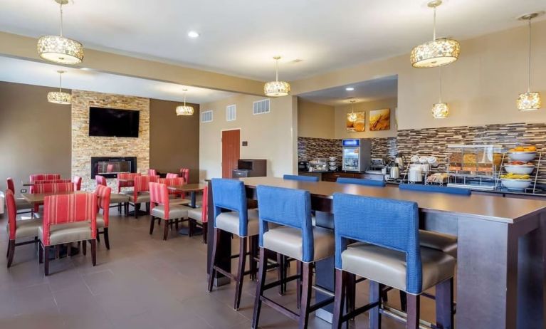 Dining area at Comfort Inn & Suites North Aurora - Naperville.