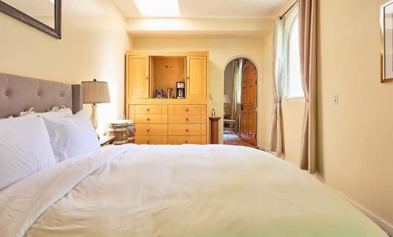 Day  use room at Beverly Hills Spanish.