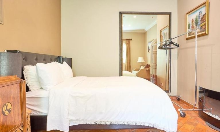 Day  use room at Beverly Hills Spanish.