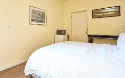 Day  use room at Beverly Hills Spanish.