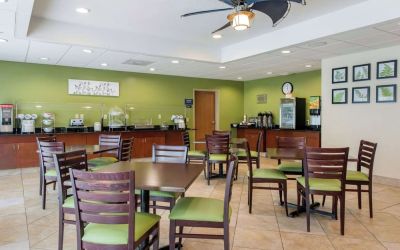 Dining room at Sleep Inn & Suites Port Charlotte - Punta Gorda.