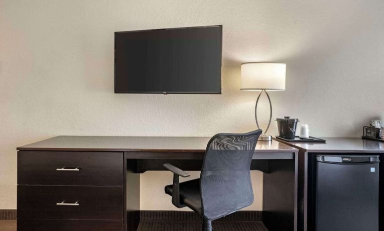 Work desk at Sleep Inn & Suites Port Charlotte - Punta Gorda.