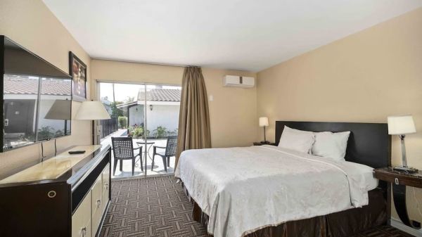Hotel Lemon Tree Hotel & Suites Anaheim image