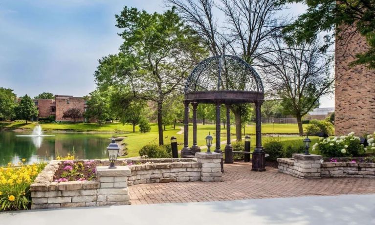 Ourdoor garden at Wyndham Garden Schaumburg Chicago Northwest.