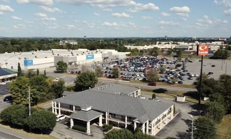 Hotel exterior at Econo Lodge Inn & Suites Murfreesboro Shopping District.