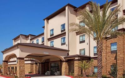 Hotel exterior at Wyndham Lake Charles.