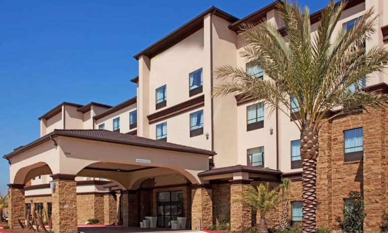 Hotel exterior at Wyndham Lake Charles.