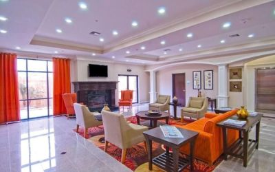 Lobby and lounge at Wyndham Lake Charles.