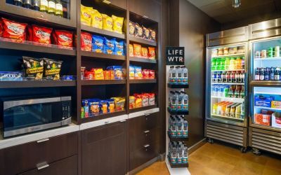Snack bar at Courtyard By Marriott Columbus Worthington.