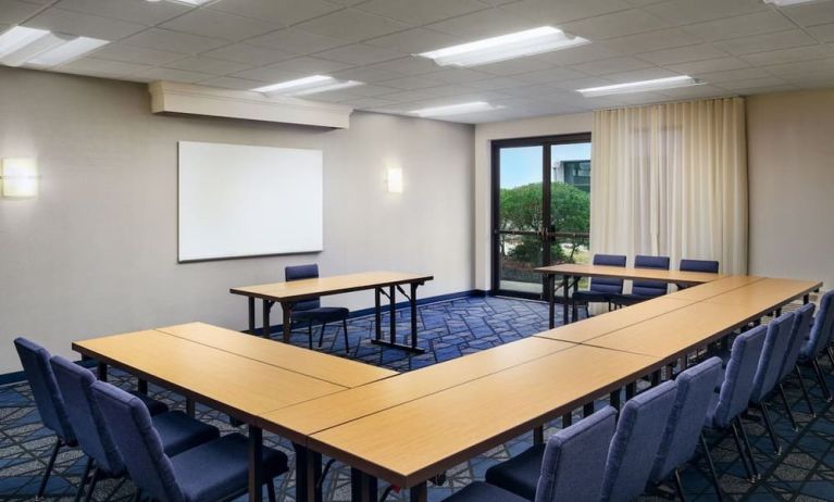 Meeting room at Courtyard By Marriott Columbus Worthington.