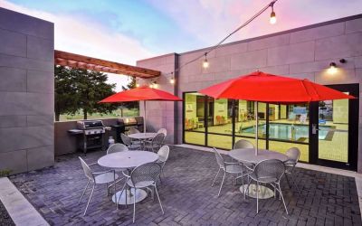Outdoor terrace at Home2 Suites El Reno.