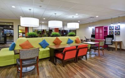 Lobby and lounge at Home2 Suites El Reno.