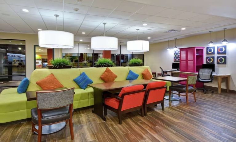 Lobby and lounge at Home2 Suites El Reno.