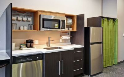 Kitchen at Home2 Suites El Reno.