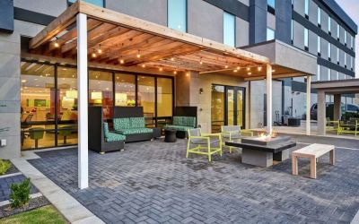 Outdoor terrace at Home2 Suites El Reno.