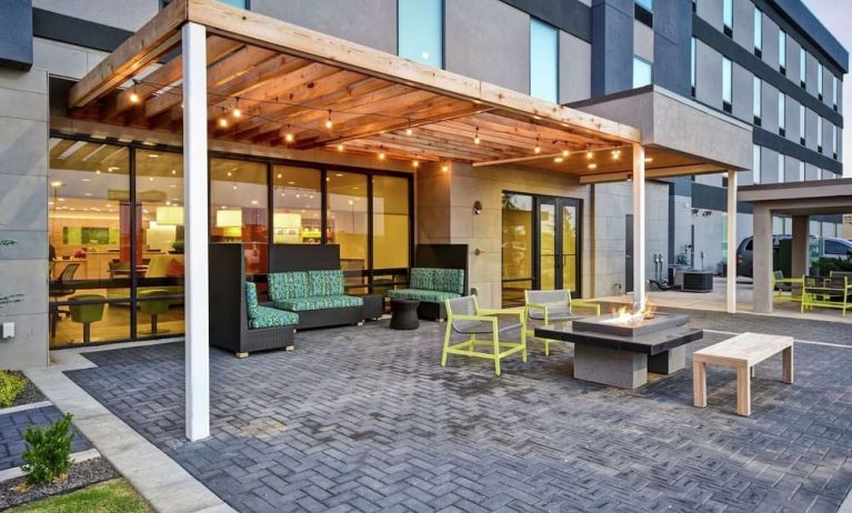 Outdoor terrace at Home2 Suites El Reno.