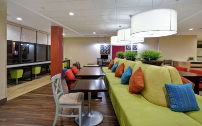Lobby and lounge at Home2 Suites El Reno.
