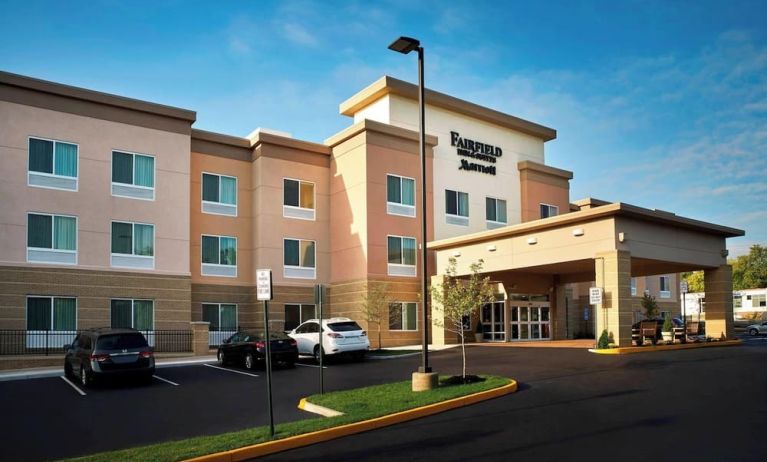 Hotel exterior at Fairfield Inn & Suites By Marriott Alexandria.