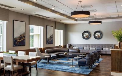 Lounge area with natural light at Boston Marriott Newton.