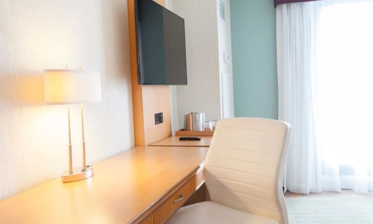 Work desk at Best Western Premier Toronto Airport Carlingview.