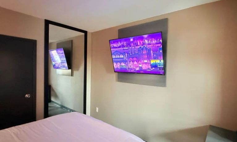 King room at THE VINE HOTEL BRONX.