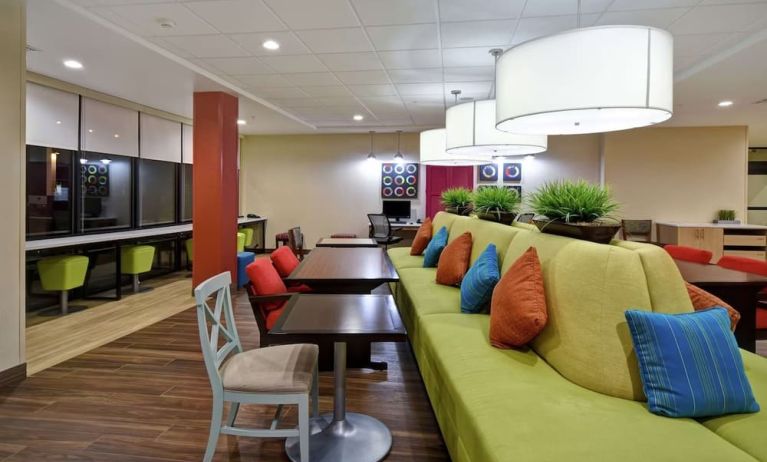 Lobby and lounge at Home2 Suites By Hilton El Reno.