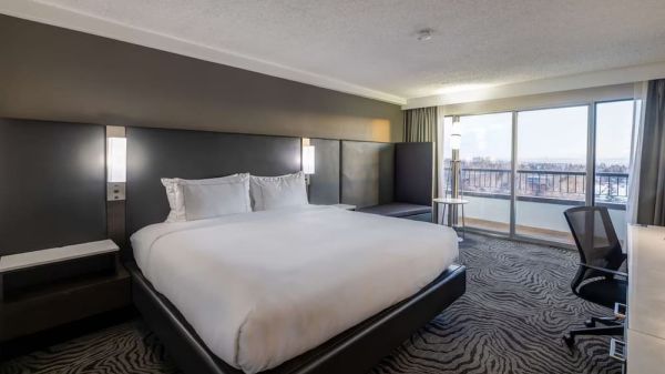 Hotel DoubleTree By Hilton Calgary North image