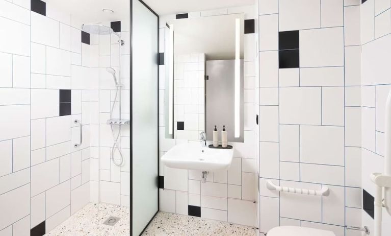 Guest bathroom at Motto By Hilton Rotterdam Blaak.
