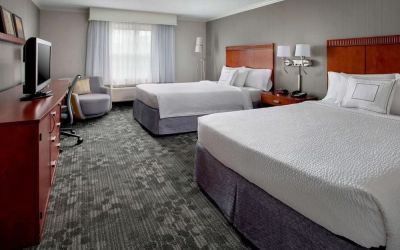 Queen beds at Sonesta Select Tinton Falls Eatontown.