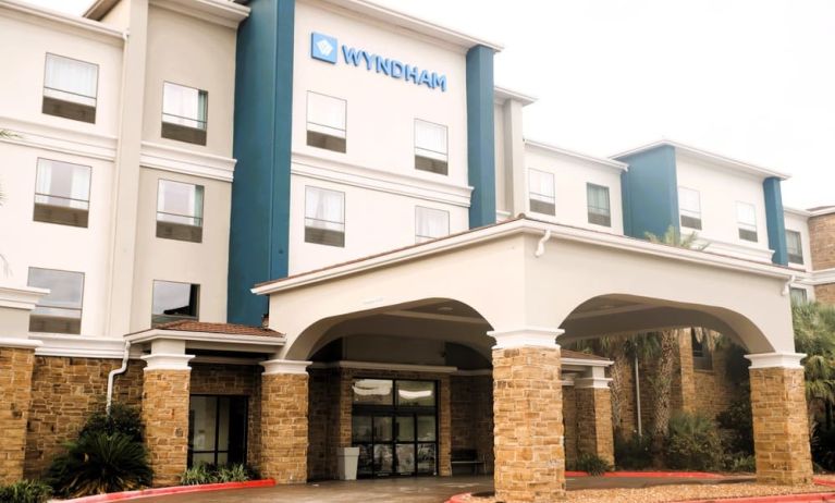 Hotel exterior at Wyndham Lake Charles.