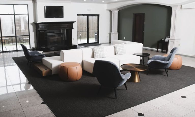 Lobby and lounge at Wyndham Lake Charles.