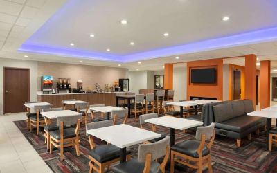 Dining room at La Quinta Inn & Suites By Wyndham Lackawanna.