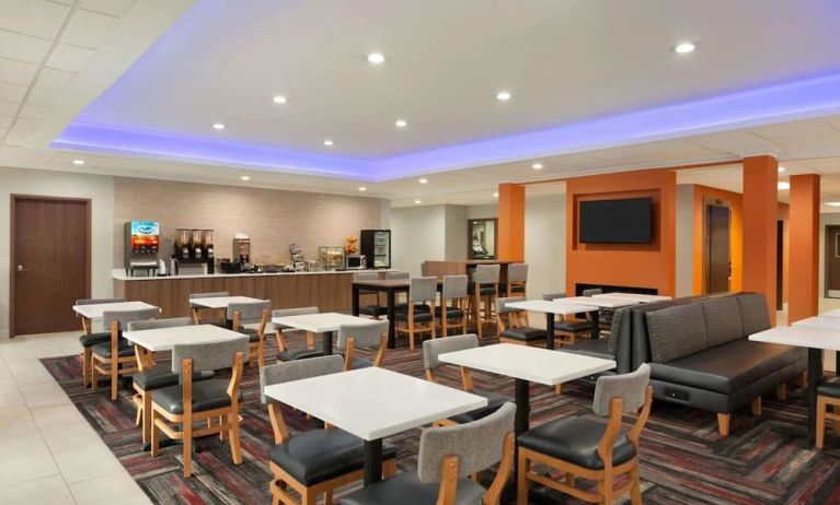 Dining room at La Quinta Inn & Suites By Wyndham Lackawanna.