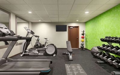 Fitness center at La Quinta Inn & Suites By Wyndham Lackawanna.