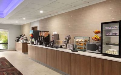 Dining room at La Quinta Inn & Suites By Wyndham Lackawanna.