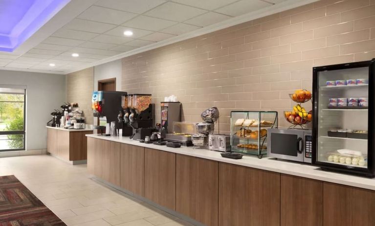 Dining room at La Quinta Inn & Suites By Wyndham Lackawanna.