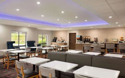 Dining room at La Quinta Inn & Suites By Wyndham Lackawanna.