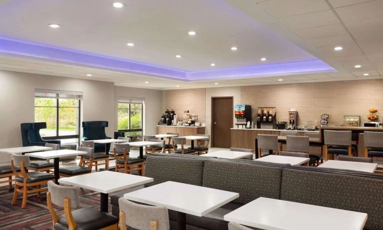 Dining room at La Quinta Inn & Suites By Wyndham Lackawanna.