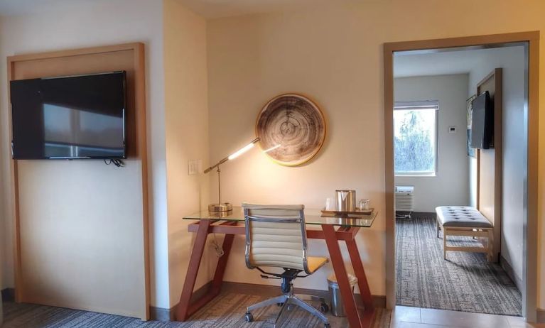 Work space at Radisson Hotel Atlanta Airport.