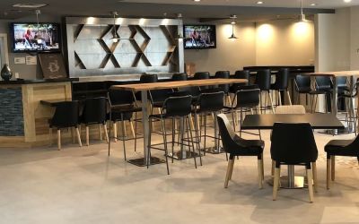 Bar and dining area at Radisson Hotel Atlanta Airport.