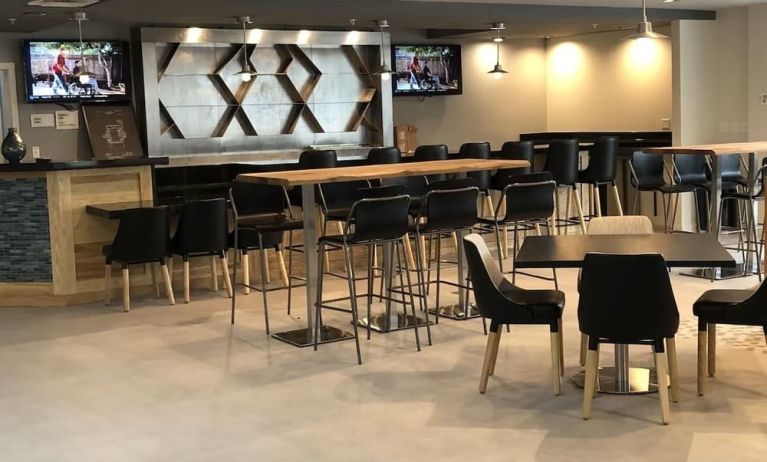 Bar and dining area at Radisson Hotel Atlanta Airport.