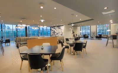 Dining area at Radisson Hotel Atlanta Airport.