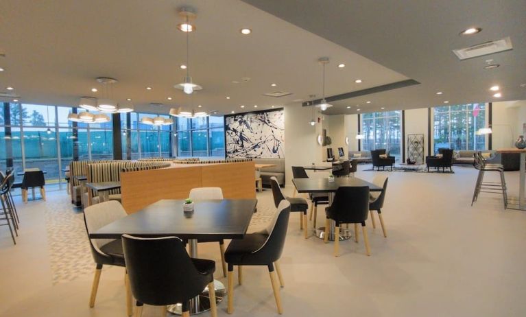 Dining area at Radisson Hotel Atlanta Airport.