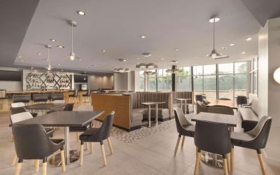 Dining area at Radisson Hotel Atlanta Airport.