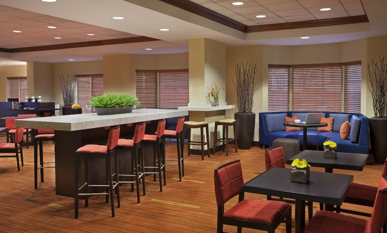 Restaurant area with comfortable seating perfect for co-working at Courtyard By Marriott Toronto Airport.